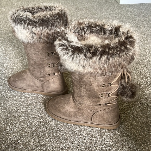 Casual Winter boots size 8 faux suede outer faux fur lining & lace up w Pom Pom - Picture 13 of 16